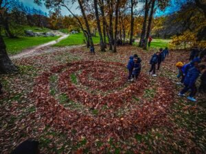 Juegos en la naturaleza con Aula Activa Más Natura en una de nuestras excursiones escolares en el Bosque de la Herrería