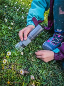 Niños explorando la flora y fauna con un microscopio digital en una de las excursiones escolares con Aula Activa Más Natura